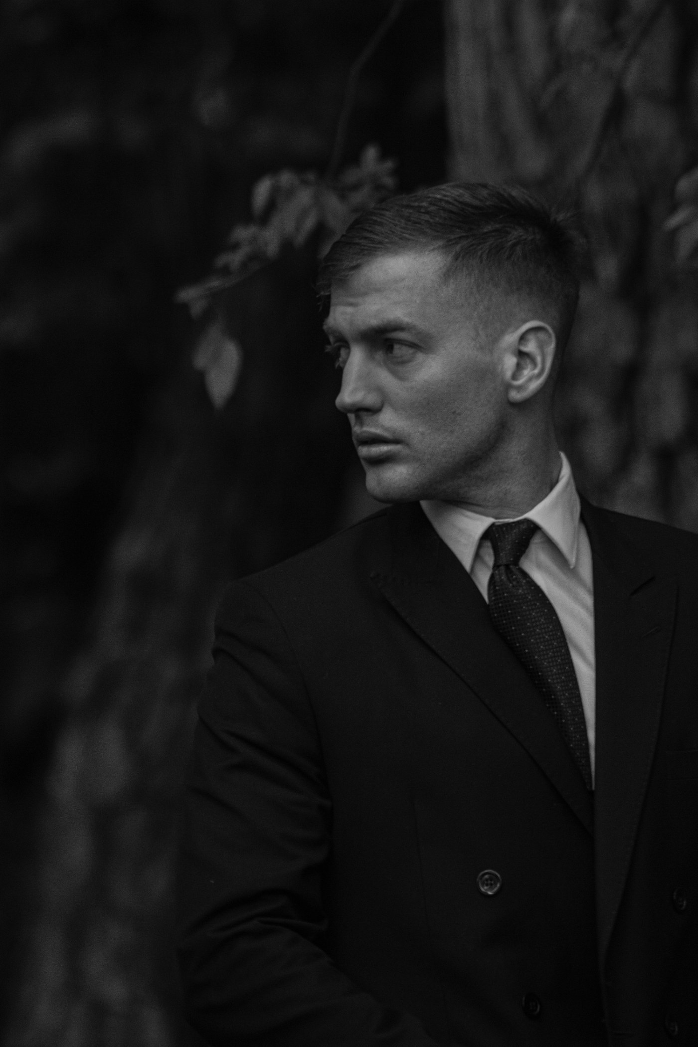 Editorial — traje b/n perfil